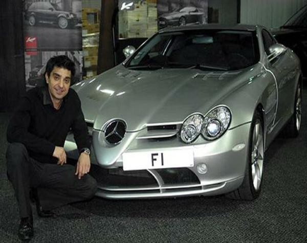6. Biển số xe F1 Được bán tại Abu Dhabi, tấm biển số này đã đoạt kỷ lục chiếc biển số đắt nhất nước Anh. Kỷ lục trước đó thuộc về tấm biển M, có giá 656.000 USD. Tấm biển F1 được đăng ký tại hội đồng Essex năm 1994, được mua bởi doanh nhân Afzal Kahn, một người đam mê Môn đua xe công thức 1. Trước khi được bán, tấm biển 104 tuổi này được gắn trên chiếc S80 của chủ tịch hội đồng Essex. Nay nó được gắn lên chiếc siêu xe Mercedes SLR McLaren.
